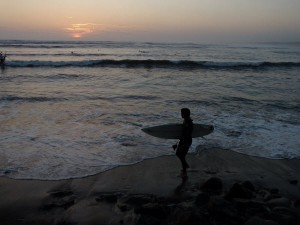 Un surfista preparándose para buscar olas en Huanchaco.