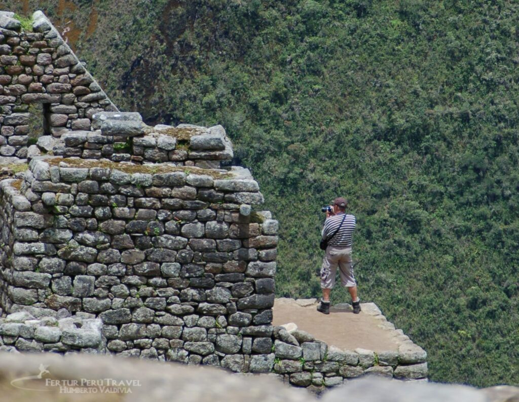 Fotógrafo ocupa una esquina de Machu Picchu en el Circuito 3 para tomas de las terrazas inferiores y Huayna Picchu.